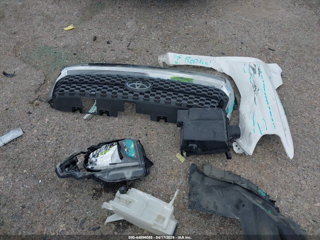 5TFDW5F19JX746940 Toyota Tundra Sr5 5.7l V8
