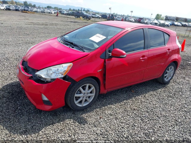 Toyota Prius C Three 2014 JTDKDTB36E1073297 Image 2