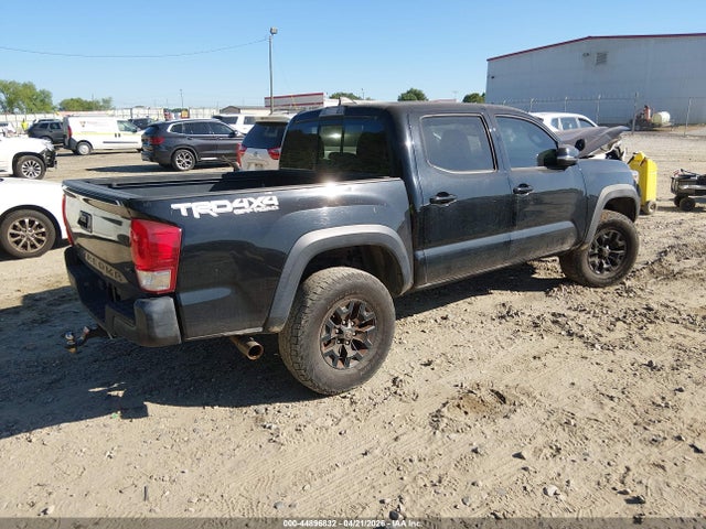 44896832 :رقم المزاد ، 5TFCZ5AN1HX106129 vin ، 2017 Toyota Tacoma Trd Off Road مزاد بيع