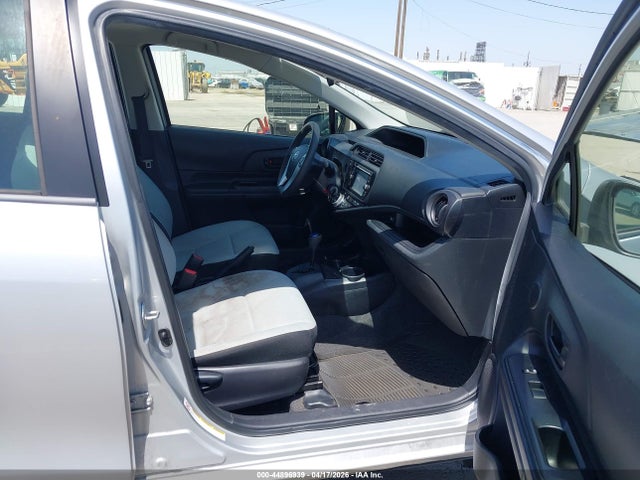 JTDKDTB31G1117547 Toyota Prius C One