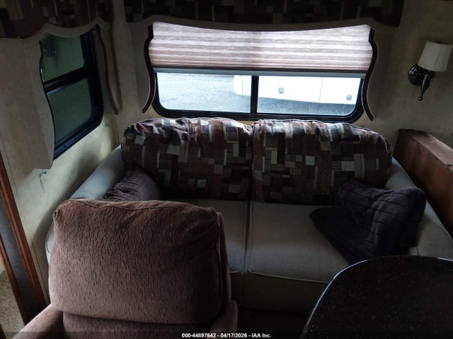 44897642 :رقم المزاد ، 5ZT3CSRB6CD111247 vin ، 2012 Forest River Crusader مزاد بيع