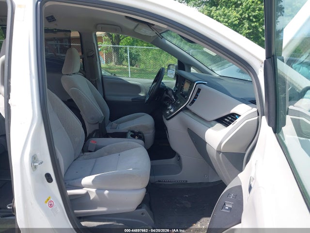 Продажа на аукционе авто 2018 Toyota Sienna Le 8 Passenger, vin: 5TDKZ3DC3JS902077, номер лота: 44897662