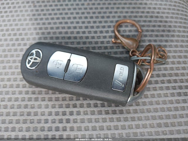 44897811 :رقم المزاد ، 3MYDLBJV3LY701285 vin ، 2020 Toyota Yaris Le مزاد بيع