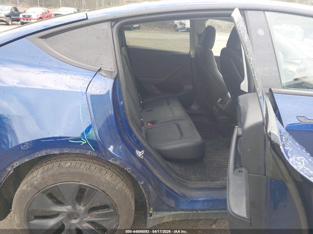 2024 Tesla Model Y Long Range Dual Motor All-wheel Drive მანქანა იყიდება აუქციონზე, vin: 7SAYGDEE2RF199855, აუქციონის ნომერი: 44898092