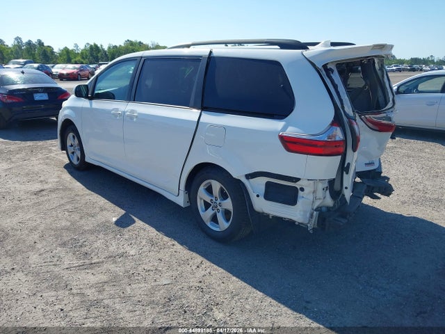 2019 TOYOTA SIENNA 5TDKZ3DC5KS979471 Photo 2