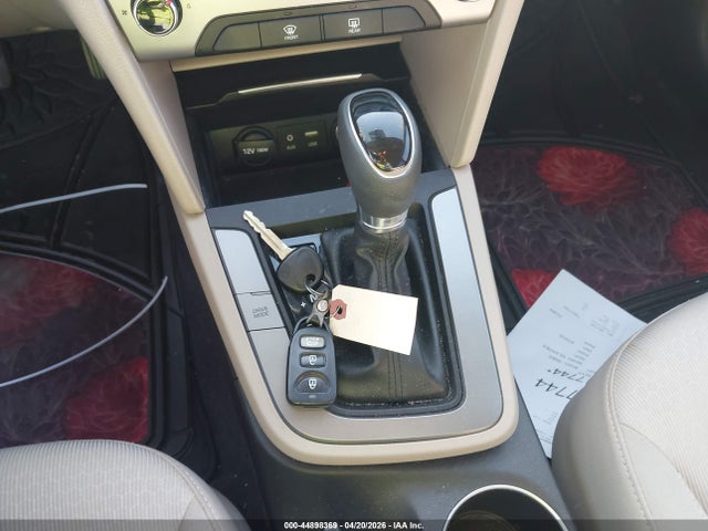 KMHD74LF0HU392093 Hyundai ELANTRA SE