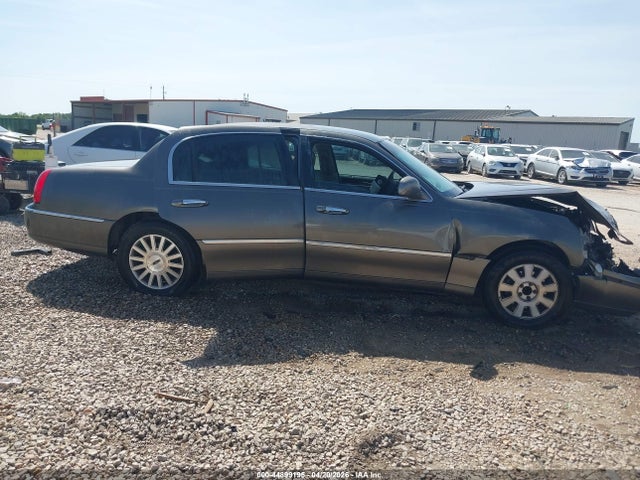 2004 Lincoln Town Car Signature მანქანა იყიდება აუქციონზე, vin: 1LNHM81W64Y682202, აუქციონის ნომერი: 44899195