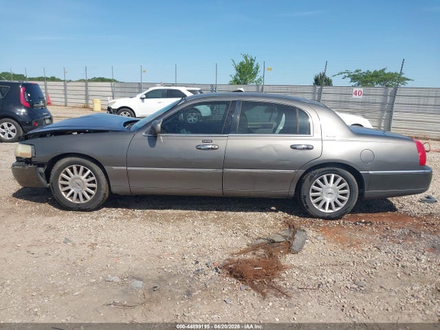 2004 Lincoln Town Car Signature მანქანა იყიდება აუქციონზე, vin: 1LNHM81W64Y682202, აუქციონის ნომერი: 44899195