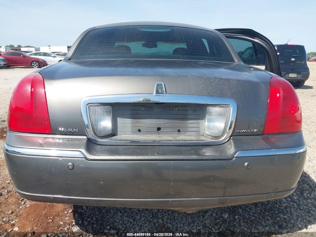 2004 Lincoln Town Car Signature მანქანა იყიდება აუქციონზე, vin: 1LNHM81W64Y682202, აუქციონის ნომერი: 44899195