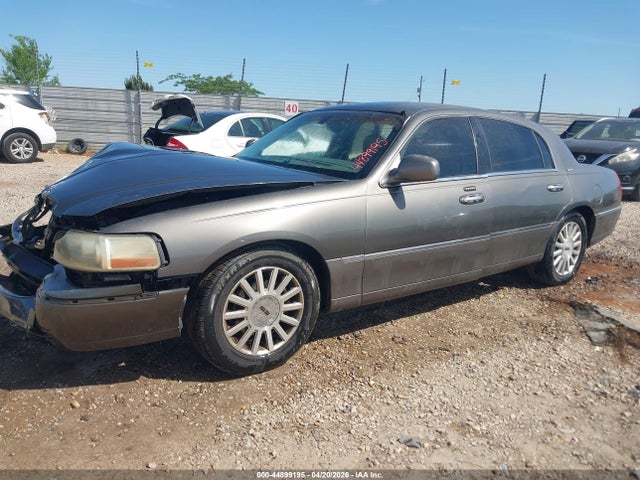 2004 Lincoln Town Car Signature მანქანა იყიდება აუქციონზე, vin: 1LNHM81W64Y682202, აუქციონის ნომერი: 44899195