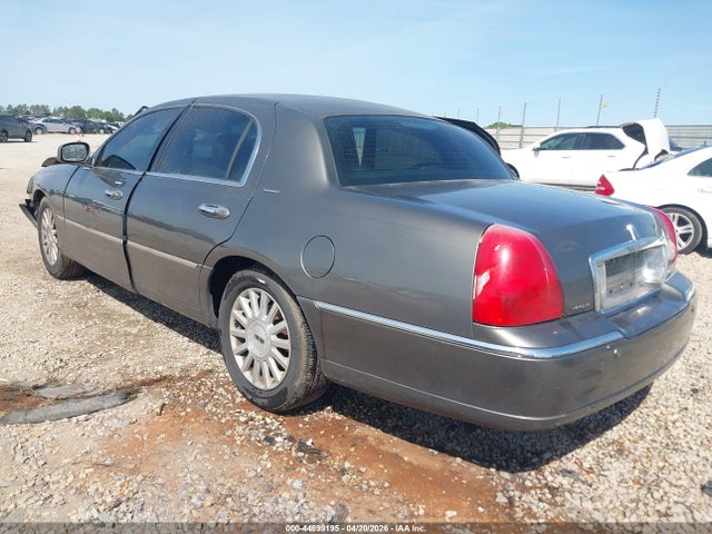 2004 Lincoln Town Car Signature მანქანა იყიდება აუქციონზე, vin: 1LNHM81W64Y682202, აუქციონის ნომერი: 44899195