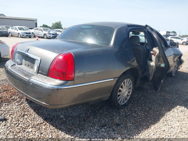 2004 Lincoln Town Car Signature მანქანა იყიდება აუქციონზე, vin: 1LNHM81W64Y682202, აუქციონის ნომერი: 44899195
