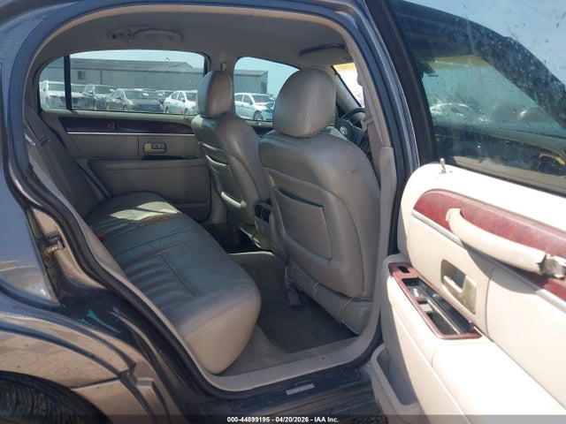 2004 Lincoln Town Car Signature მანქანა იყიდება აუქციონზე, vin: 1LNHM81W64Y682202, აუქციონის ნომერი: 44899195