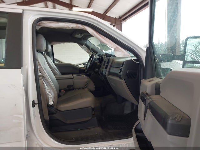 1FT8W3B68KEE23855 Ford F-350 Xl