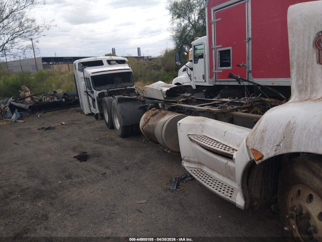 44900105 :رقم المزاد ، 1XKAD49X7DJ363500 vin ، 2013 Kenworth Construction T660 مزاد بيع