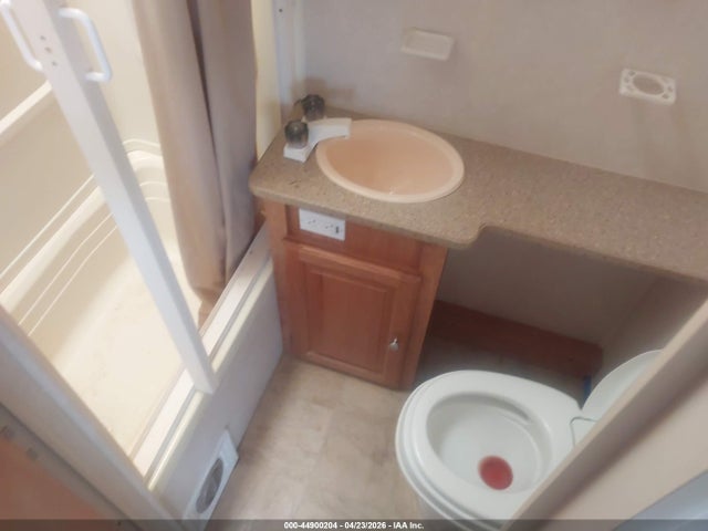 44900204 :رقم المزاد ، 4X4FFLZ246D811178 vin ، 2006 Forest River Wildwood  La Fifth Wheel مزاد بيع