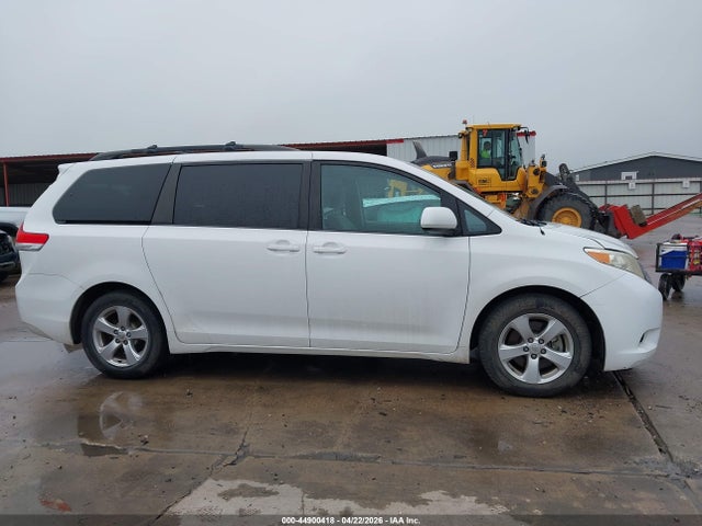 2014 Toyota Sienna Le V6 8 Passenger მანქანა იყიდება აუქციონზე, vin: 5TDKK3DC2ES410134, აუქციონის ნომერი: 44900418