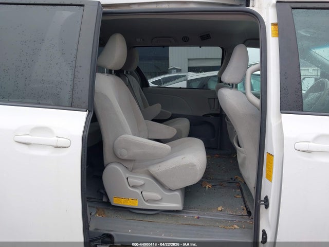 2014 Toyota Sienna Le V6 8 Passenger მანქანა იყიდება აუქციონზე, vin: 5TDKK3DC2ES410134, აუქციონის ნომერი: 44900418