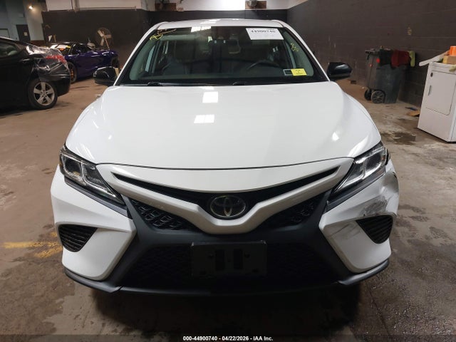 2020 Toyota Camry Se Nightshade Edition მანქანა იყიდება აუქციონზე, vin: 4T1G11AK4LU347311, აუქციონის ნომერი: 44900740