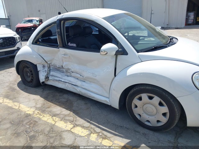 Продажа на аукционе авто 2010 Volkswagen New Beetle 2.5l, vin: 3VWPG3AG7AM017445, номер лота: 44900957