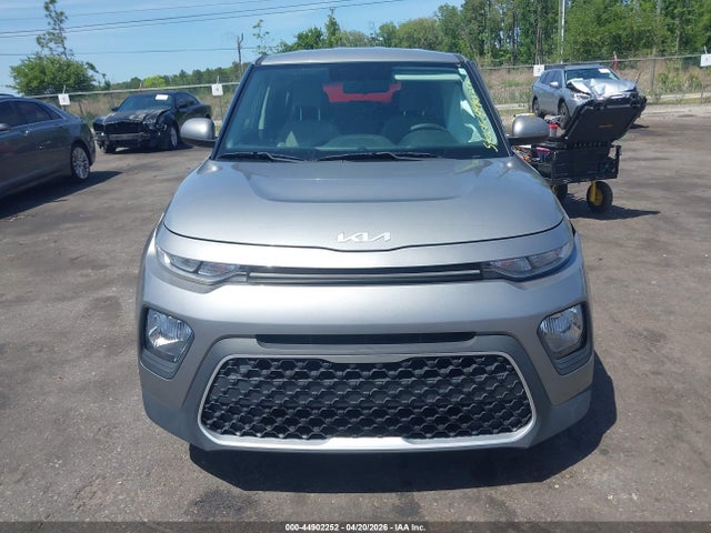 2022 Kia Soul Lx მანქანა იყიდება აუქციონზე, vin: KNDJ23AU8N7836686, აუქციონის ნომერი: 44902252