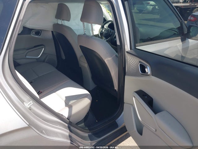 2022 Kia Soul Lx მანქანა იყიდება აუქციონზე, vin: KNDJ23AU8N7836686, აუქციონის ნომერი: 44902252