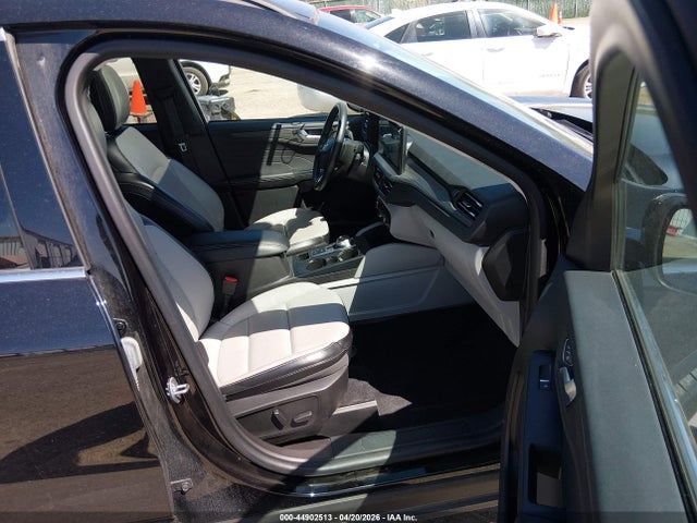 1FMCU0JZXPUB22829 Ford Escape Platinum