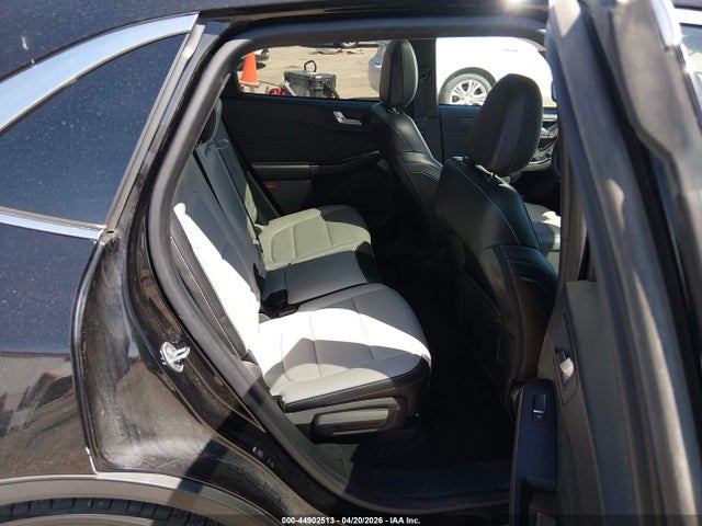 1FMCU0JZXPUB22829 Ford Escape Platinum