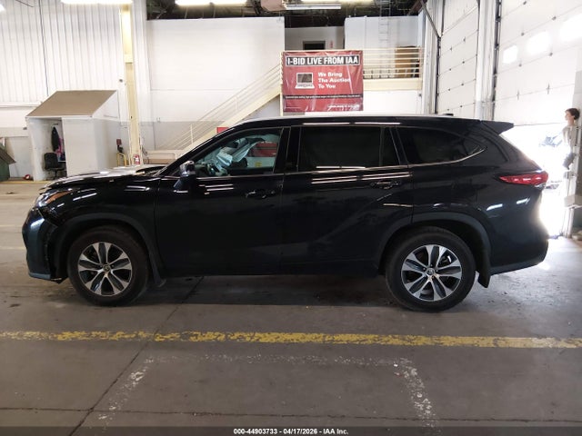 5TDGZRBH1NS570248 Toyota Highlander Xle
