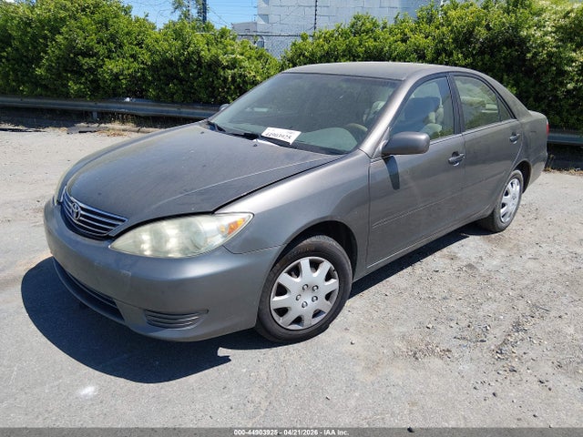 2005 Toyota Camry Le მანქანა იყიდება აუქციონზე, vin: 4T1BE32K15U504529, აუქციონის ნომერი: 44903925