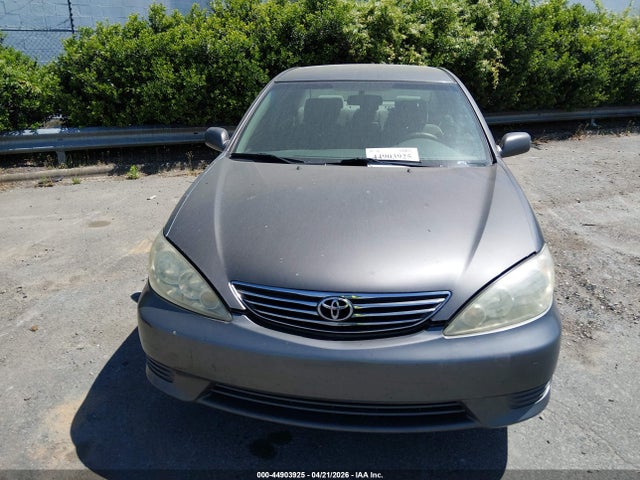 2005 Toyota Camry Le მანქანა იყიდება აუქციონზე, vin: 4T1BE32K15U504529, აუქციონის ნომერი: 44903925