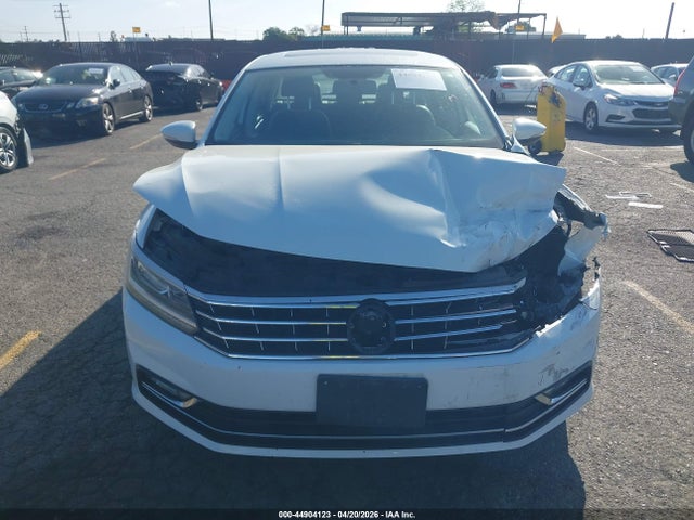 1VWBT7A32HC077395 Volkswagen Passat 1.8t Se