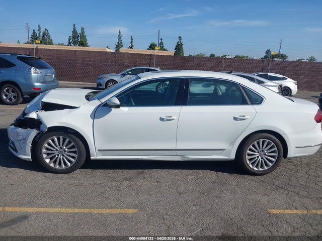 1VWBT7A32HC077395 Volkswagen Passat 1.8t Se
