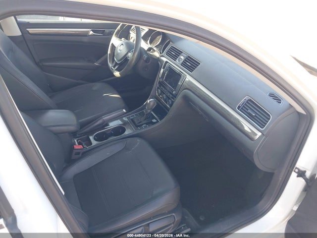1VWBT7A32HC077395 Volkswagen Passat 1.8t Se
