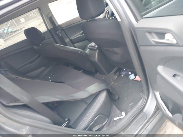 44904357 :رقم المزاد ، KM8J2CA49JU828488 vin ، 2018 Hyundai Tucson Se مزاد بيع