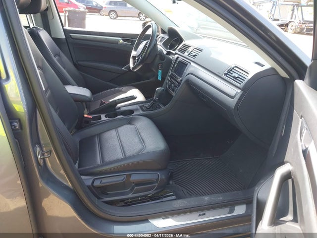 44904902 :رقم المزاد ، 1VWDT7A3XHC084488 vin ، 2017 Volkswagen Passat 1.8t R-line مزاد بيع