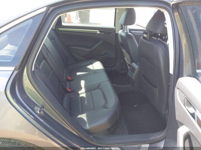 44904902 :رقم المزاد ، 1VWDT7A3XHC084488 vin ، 2017 Volkswagen Passat 1.8t R-line مزاد بيع