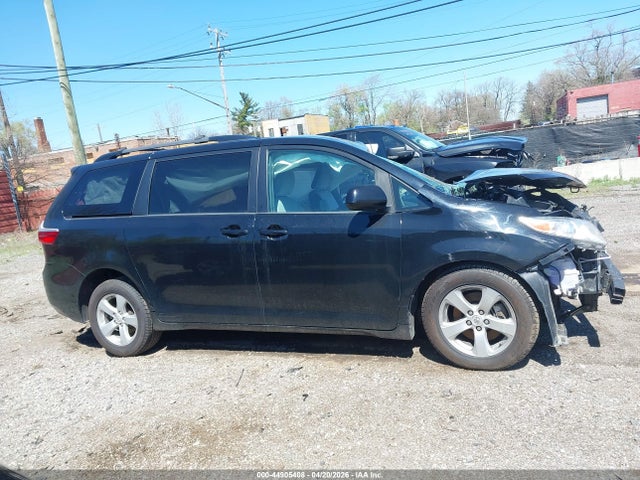 44905408 :رقم المزاد ، 5TDKK3DC1FS651071 vin ، 2015 Toyota Sienna Le 8 Passenger مزاد بيع