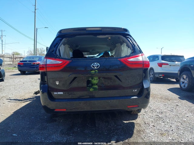 44905408 :رقم المزاد ، 5TDKK3DC1FS651071 vin ، 2015 Toyota Sienna Le 8 Passenger مزاد بيع