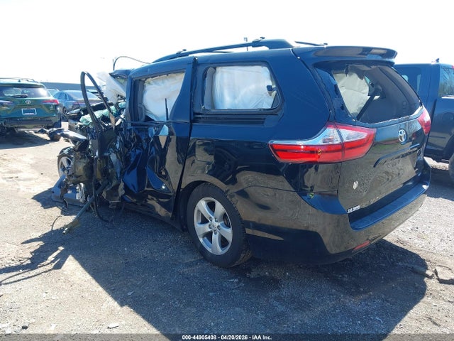 44905408 :رقم المزاد ، 5TDKK3DC1FS651071 vin ، 2015 Toyota Sienna Le 8 Passenger مزاد بيع