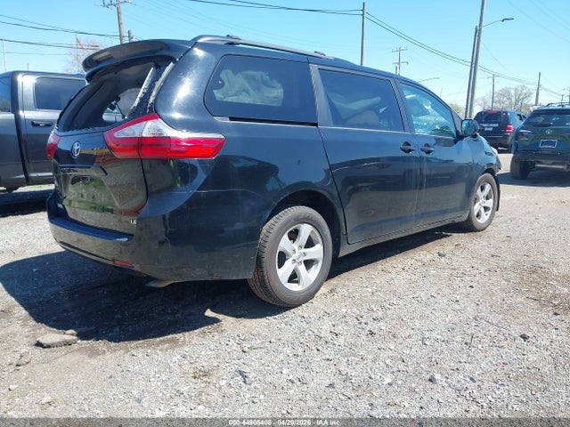 44905408 :رقم المزاد ، 5TDKK3DC1FS651071 vin ، 2015 Toyota Sienna Le 8 Passenger مزاد بيع
