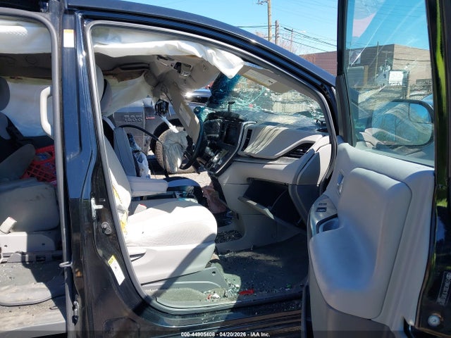 44905408 :رقم المزاد ، 5TDKK3DC1FS651071 vin ، 2015 Toyota Sienna Le 8 Passenger مزاد بيع