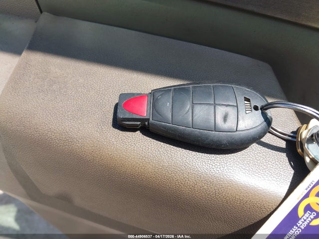 44906537 :رقم المزاد ، 2V4RW3DG7BR642681 vin ، 2011 Volkswagen Routan Se مزاد بيع
