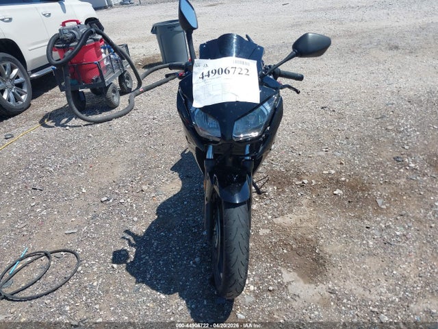 44906722 :رقم المزاد ، MLHNC5159F5100305 vin ، 2015 Honda Cbr300 Ra مزاد بيع