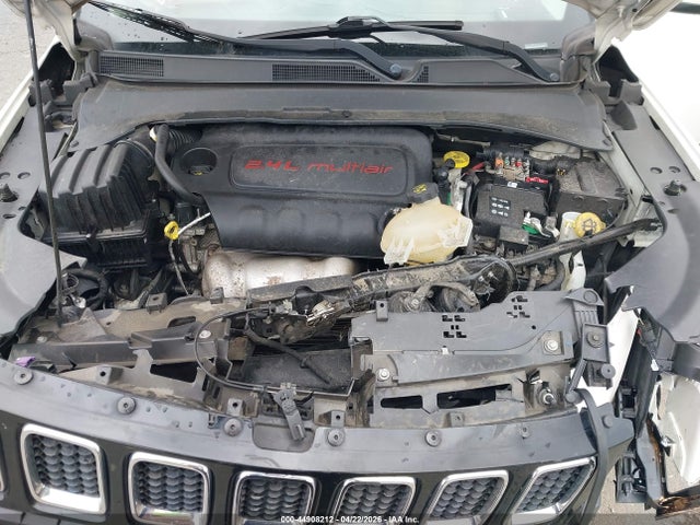 44908212 :رقم المزاد ، 3C4NJDBB1JT104896 vin ، 2018 Jeep Compass Latitude 4x4 مزاد بيع