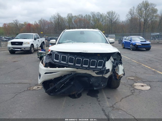 44908212 :رقم المزاد ، 3C4NJDBB1JT104896 vin ، 2018 Jeep Compass Latitude 4x4 مزاد بيع