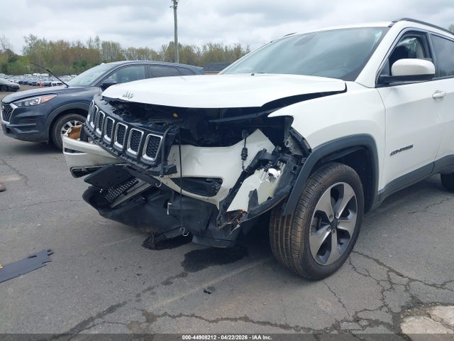 44908212 :رقم المزاد ، 3C4NJDBB1JT104896 vin ، 2018 Jeep Compass Latitude 4x4 مزاد بيع