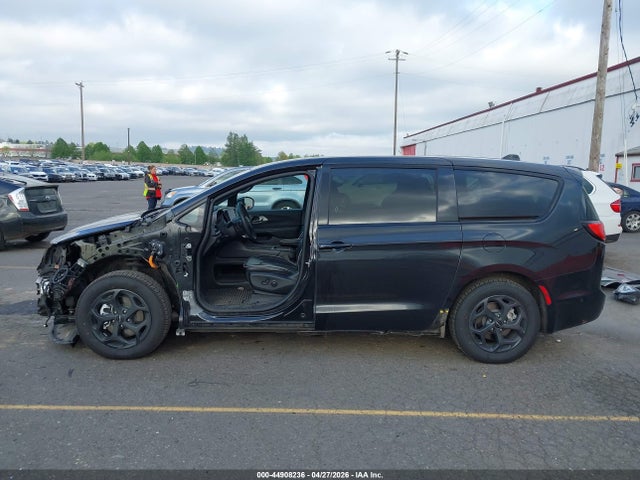 Chrysler Pacifica Hybrid Limited 2022 2C4RC1S71NR200848 Image 15