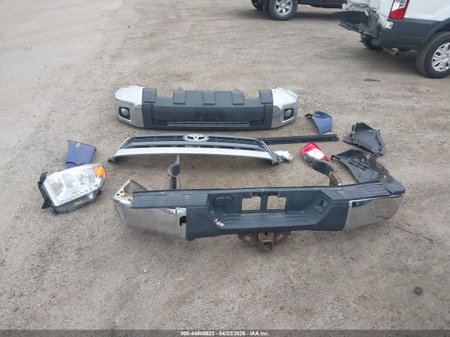 5TFUY5F12EX333466 Toyota Tundra Sr5 5.7l V8