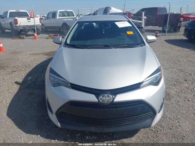 44908861 :رقم المزاد ، 5YFBURHE1JP831449 vin ، 2018 Toyota Corolla Le مزاد بيع